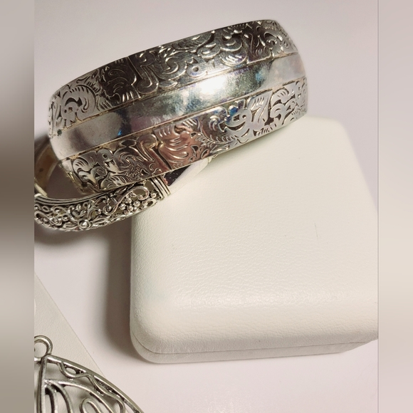 🕳️ Silver-Accent Jewellry Set - Picture 3 of 15